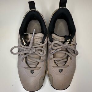 Nike Gray Athletic Cleats with Black Accents and Minimalist Design Size 1Y GUC